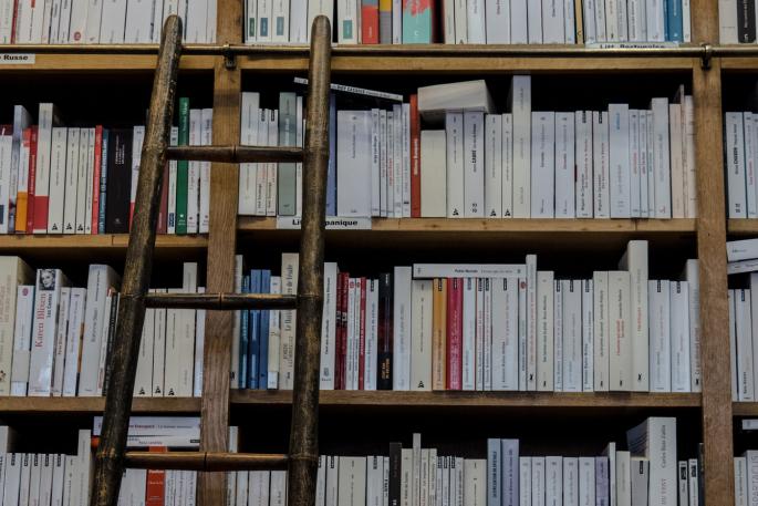 Bücherregal- Bücherei